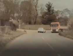 Бетонные блоки обрушились на электрокар Tesla во время движения. Видео