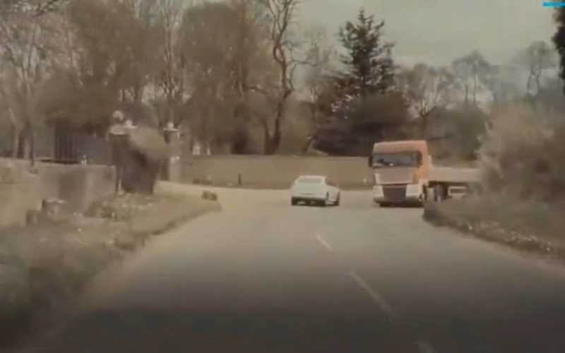 Бетонные блоки обрушились на электрокар Tesla во время движения. Видео