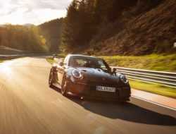 Porsche 911 установил рекорд Нюрбургринга среди серийных машин. Видео