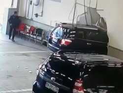 Работник столичного сервиса протаранил стену на «Тойоте» клиента. Видео