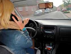 В ГИБДД напомнили о штрафах за использование смартфона за рулем