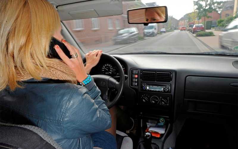 
            В ГИБДД напомнили о штрафах за использование смартфона за рулем
        