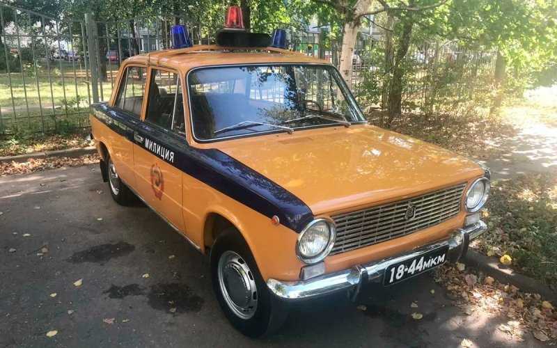 
            Милицейскую &laquo;Копейку&raquo; 1973 года выставили на продажу по цене трех iPhone
        