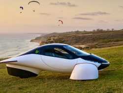 Электрокар на солнечных батареях с запасом хода 1600 км показали на видео