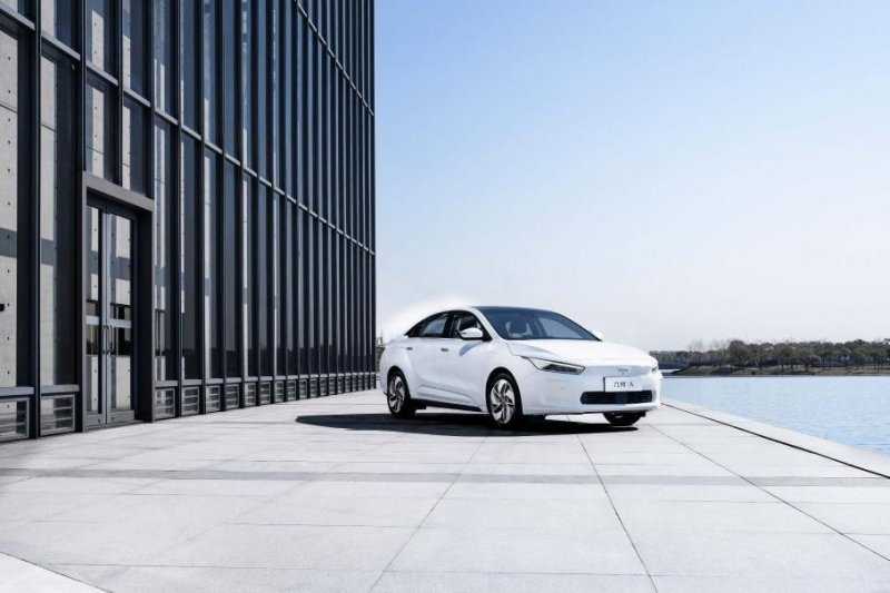 Белорусы начали принимать заказы на китайский электрокар Geometry C