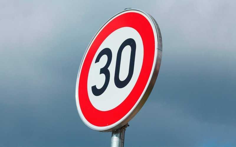 
            В ГИБДД поддержали идею снизить скорость автомобилей в городах
        