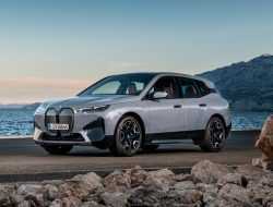 BMW назвала стоимость электрического кроссовера iX для России