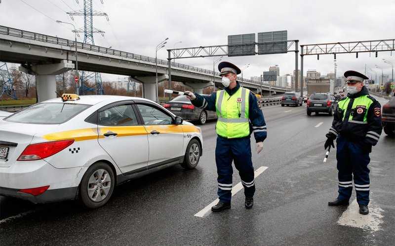 Зачем полицейские трогают машину