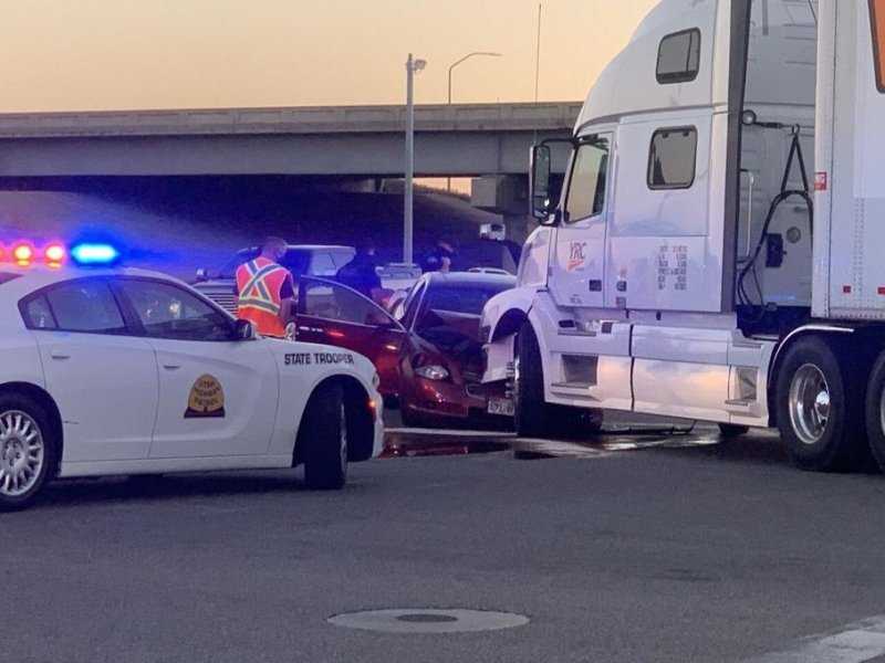 Две малолетних сестры угнали машину, чтобы поехать к океану, но врезались в грузовик