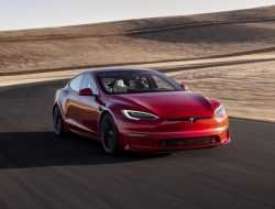 Две секунды до «сотни» и мультимедиа мощностью, как Playstation 5: Tesla представила быстрейший электрокар в мире