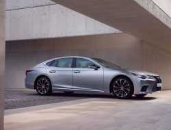Lexus назвал российские цены на обновленный седан LS