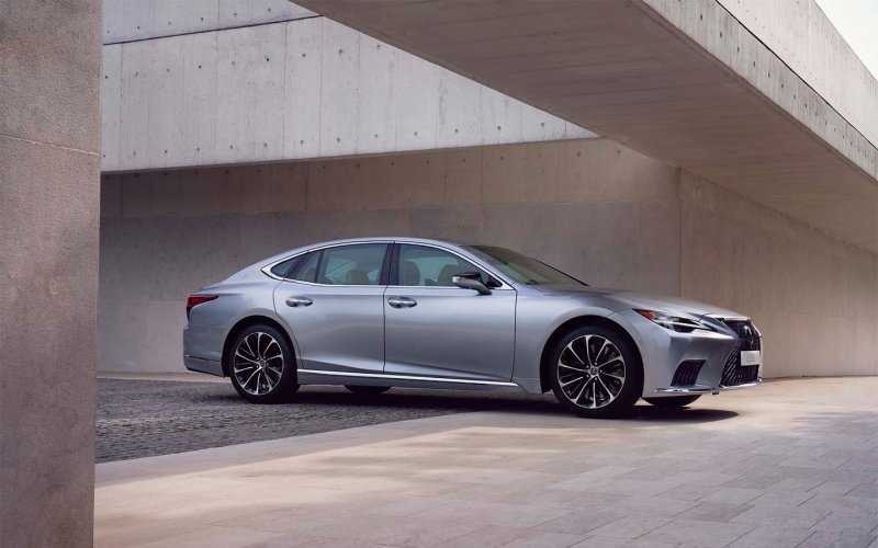 
            Lexus назвал российские цены на обновленный седан LS
        