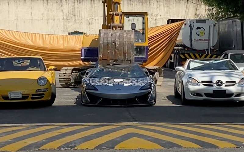 
            Бульдозер раздавил McLaren за 100 млн. Видео
        
