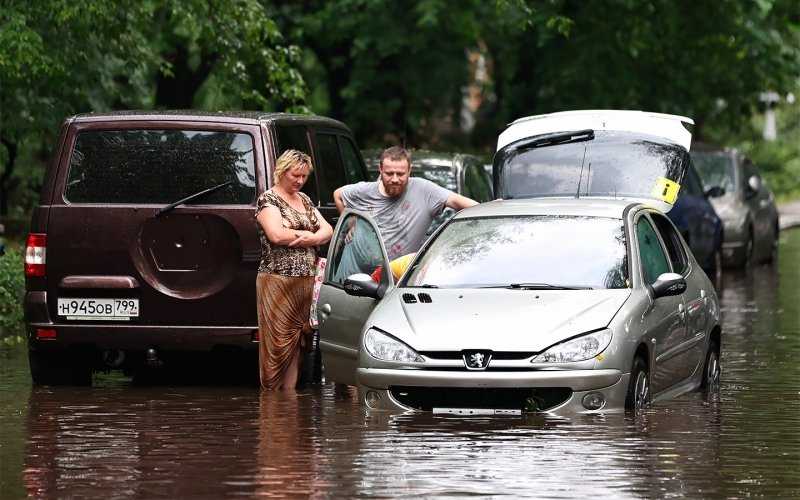 
            В Москве машины ушли под воду. Как водители и дороги переживают потоп
        