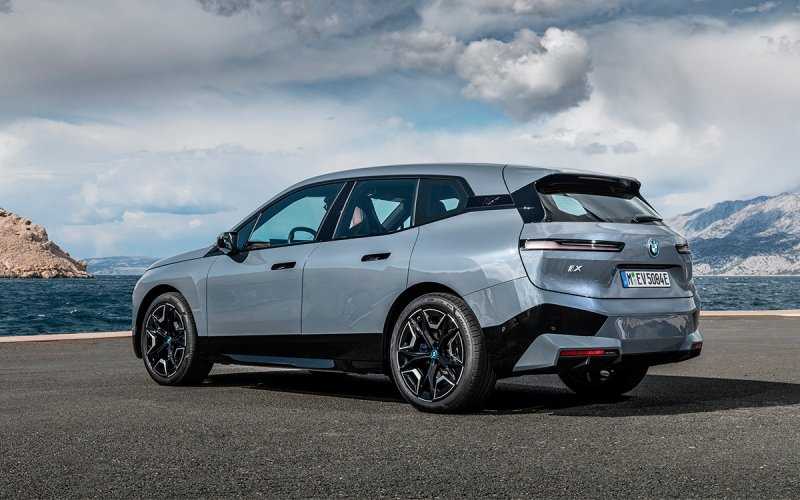 
            BMW назвала стоимость электрического кроссовера iX для России
        