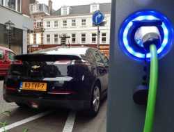 Европейцы начали ездить на электрокарах больше, чем на машинах с традиционными моторами