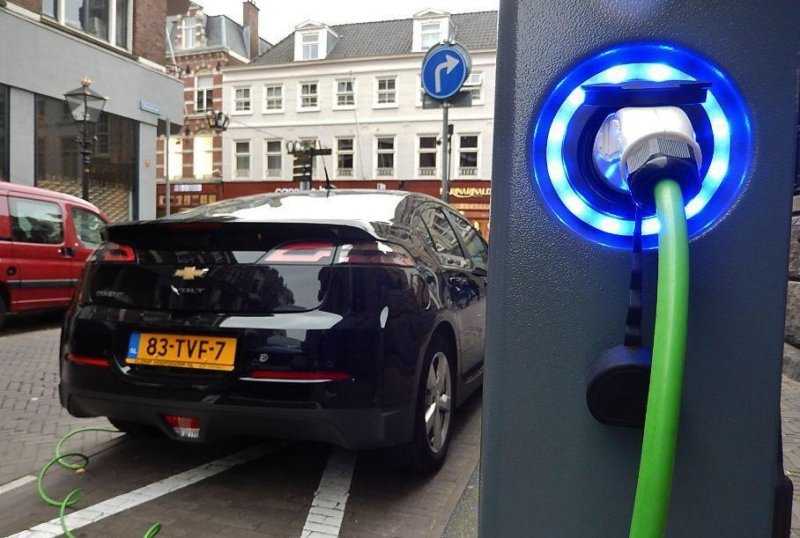 Европейцы начали ездить на электрокарах больше, чем на машинах с традиционными моторами