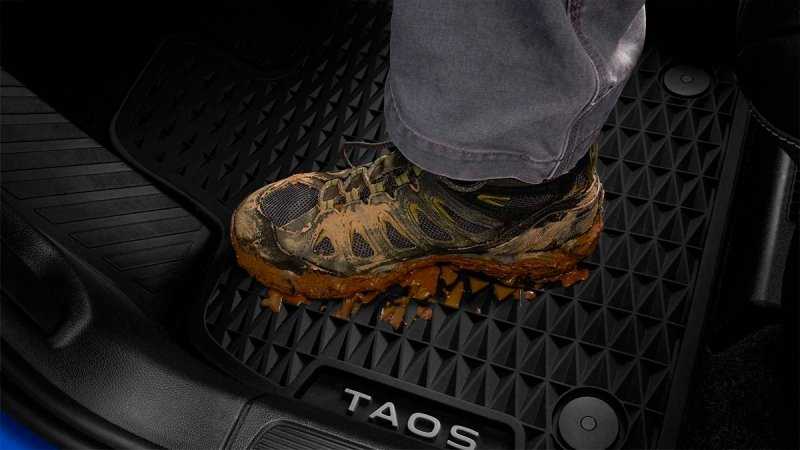 
            Volkswagen запустил в серию внедорожную версию кроссовера Taos
        