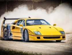 Видео: суперкар Ferrari F40 дрифтит на грунтовке и траве