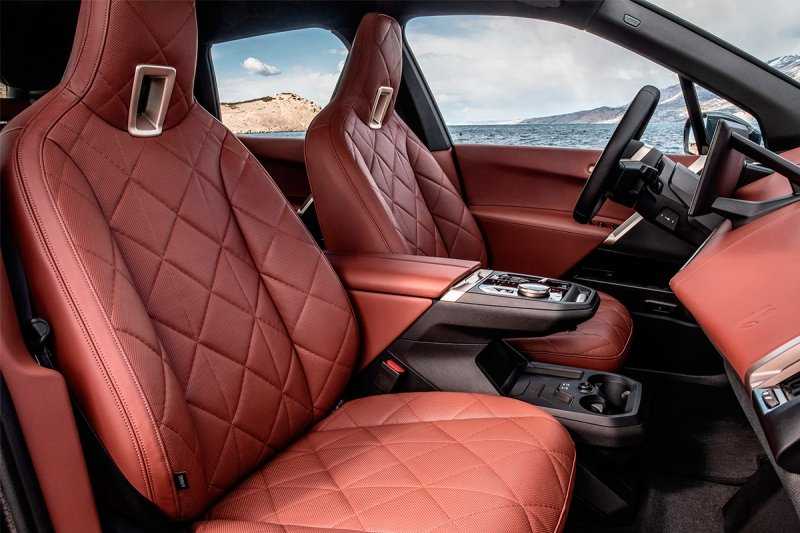 
            BMW назвала стоимость электрического кроссовера iX для России
        