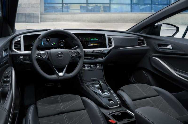 Фары со 168 светодиодами и цифровой кокпит: Opel обновила кроссовер Grandland