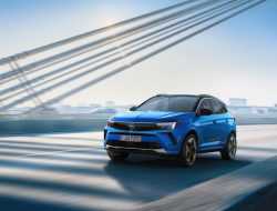 Фары со 168 светодиодами и цифровой кокпит: Opel обновила кроссовер Grandland