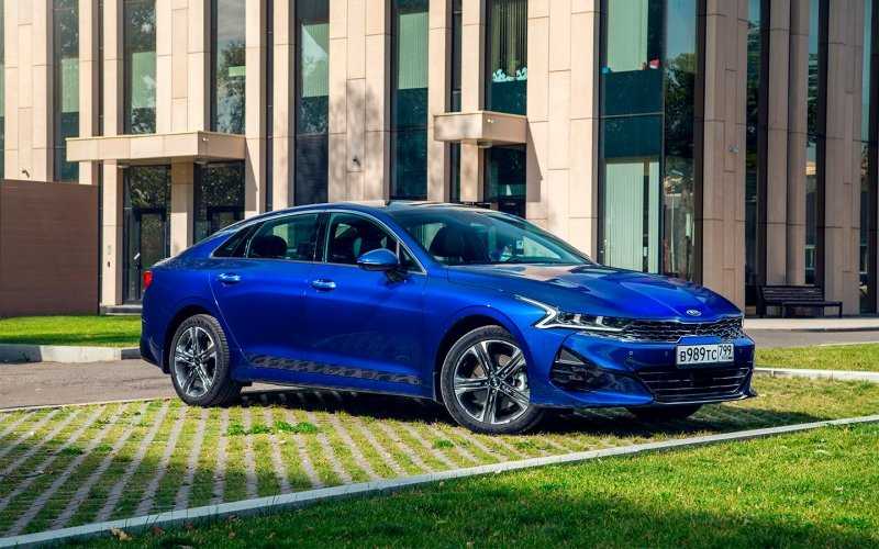 Седан Kia K5 обошел Toyota Camry по продажам в России
