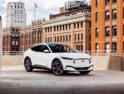 Ford собирает больше электрических Mustang, чем обычных