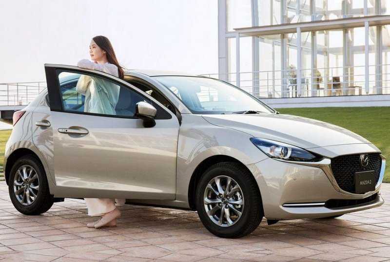 Хэтчбек Mazda2 обновился и стал еще экономичнее