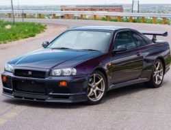 На продажу выставили Nissan Skyline GT-R в редчайшем цвете