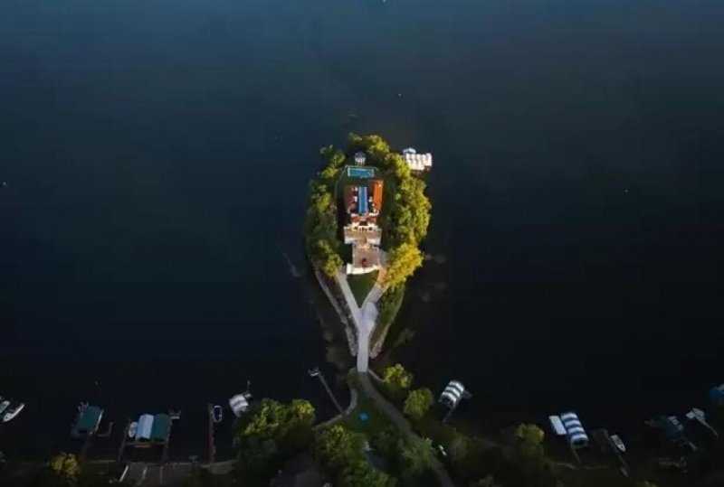 На продажу выставили особняк с подземным гаражом и автомойкой, попасть в которые можно через секретный туннель