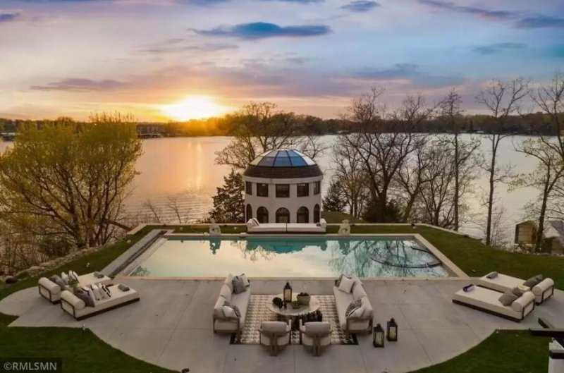 На продажу выставили особняк с подземным гаражом и автомойкой, попасть в которые можно через секретный туннель