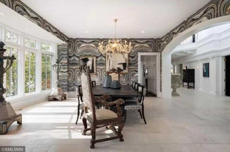 На продажу выставили особняк с подземным гаражом и автомойкой, попасть в которые можно через секретный туннель