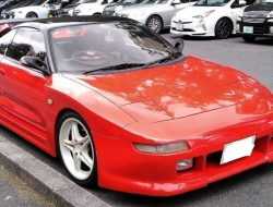 На торги выставили уникальный спорткар Toyota из 90-х. Всего построили 35 таких машин, каждая из которых уникальна