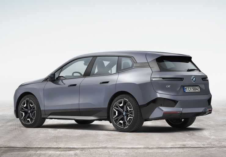 Названы российские цены новейшего электрокроссовера BMW iX