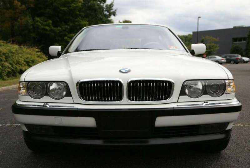 Никто не захотел покупать идеальную 21-летнюю «семёрку» BMW. Продавец оценил машину в 5,7 миллиона рублей