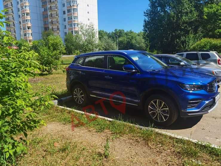Новые кроссоверы Geely Atlas Pro «застукали» до официального старта продаж