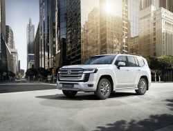 Новый Toyota Land Cruiser 300: цены и старт продаж в России