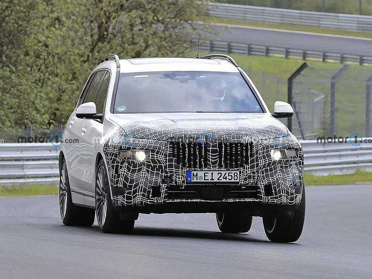 Обновленный BMW X7 поймали фотошпионы