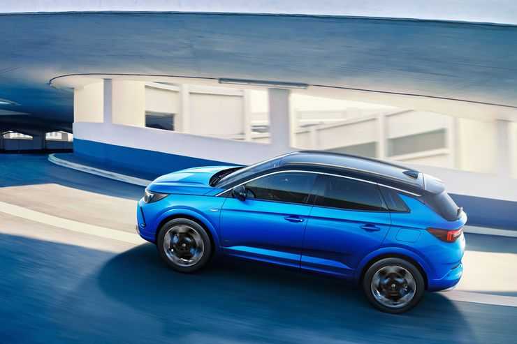 Opel показал обновленный кроссовер Grandland для России