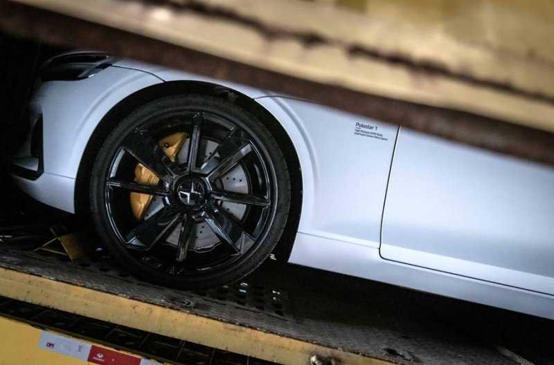 Polestar предложил новую схему покупки гибрида «1» — его можно обменять на произведения искусства