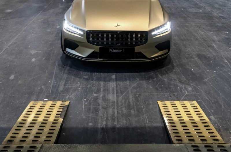 Polestar предложил новую схему покупки гибрида «1» — его можно обменять на произведения искусства