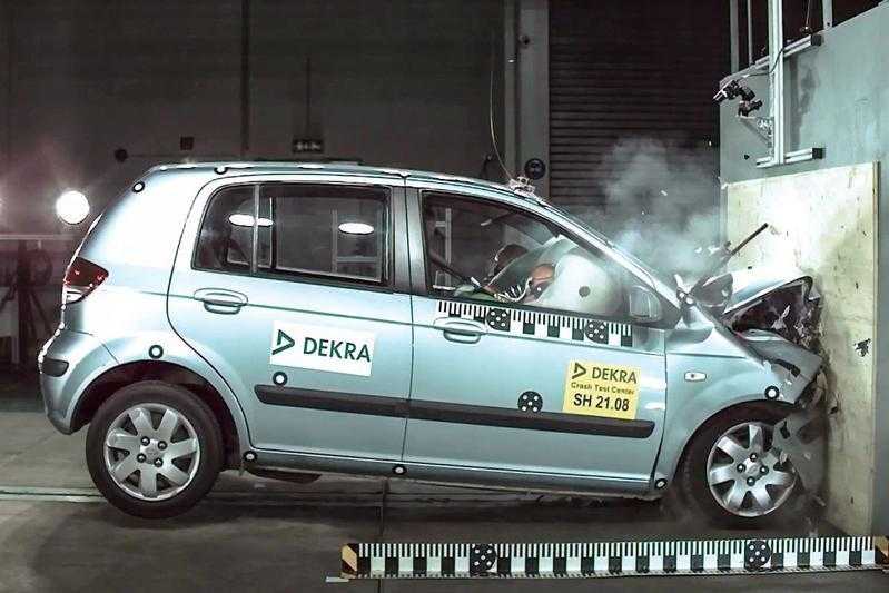 Посмотрите, что произошло с старым Hyundai Getz при лобовом столкновении