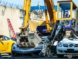 Посмотрите, как в Филиппинах давят бульдозером редчайший McLaren