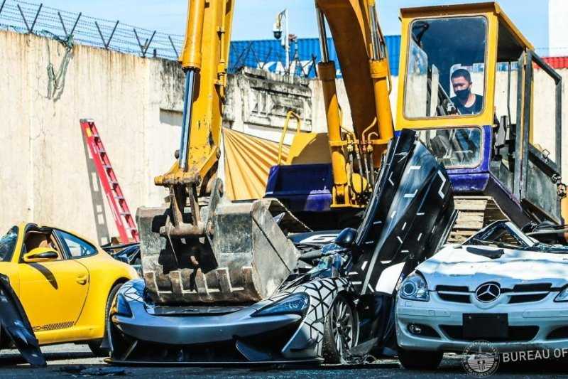 Посмотрите, как в Филиппинах давят бульдозером редчайший McLaren