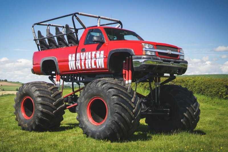Посмотрите на 11-местный монстр-трак на базе Chevrolet Silverado. Он сейчас продается