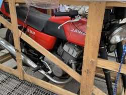 Посмотрите на идеальный 30-летний мотоцикл «Ява», который всю жизнь провел в заводской упаковке