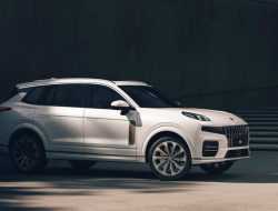 Представлен большой китайский кроссовер на базе Volvo XC90