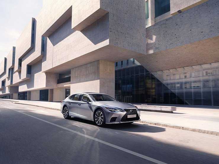 Ставший роскошнее Lexus LS доехал до России