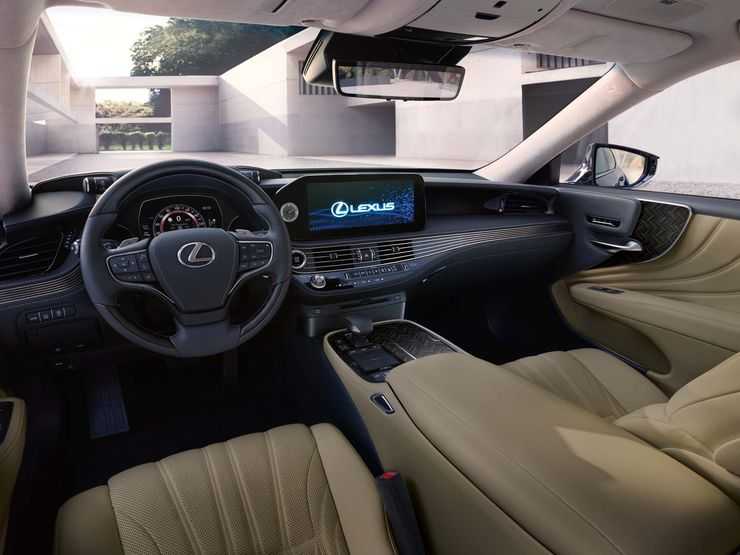 Ставший роскошнее Lexus LS доехал до России
